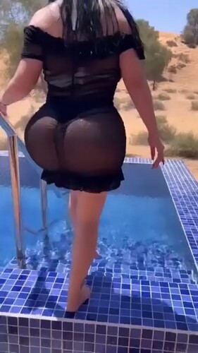 العارضة اللبنانية ميشا مينسا في عرض مثير بلباس سكسي ضيق